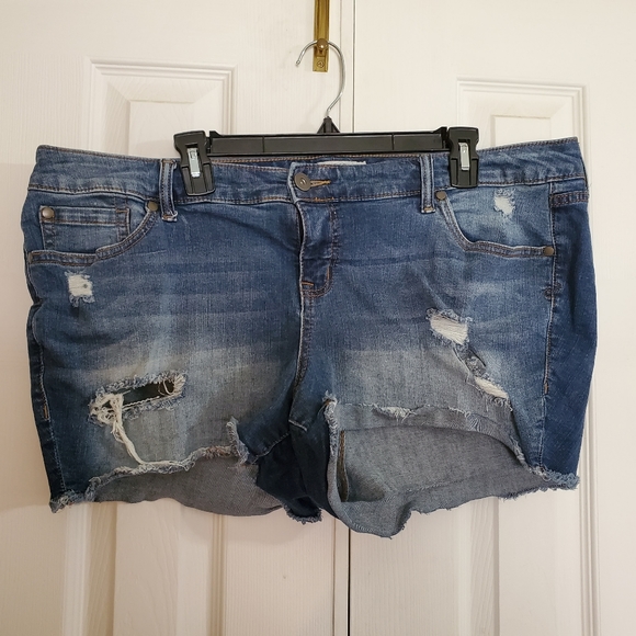 Torrid Size 18 Medium wash Frayed Short Shorts - Picture 4 of 5